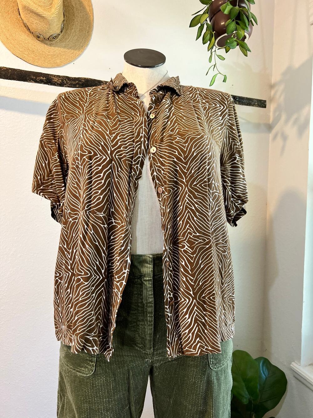 Orvis Brown Earthy Wavy Printed Short Sleeve Button Shirt Size XL Rayon